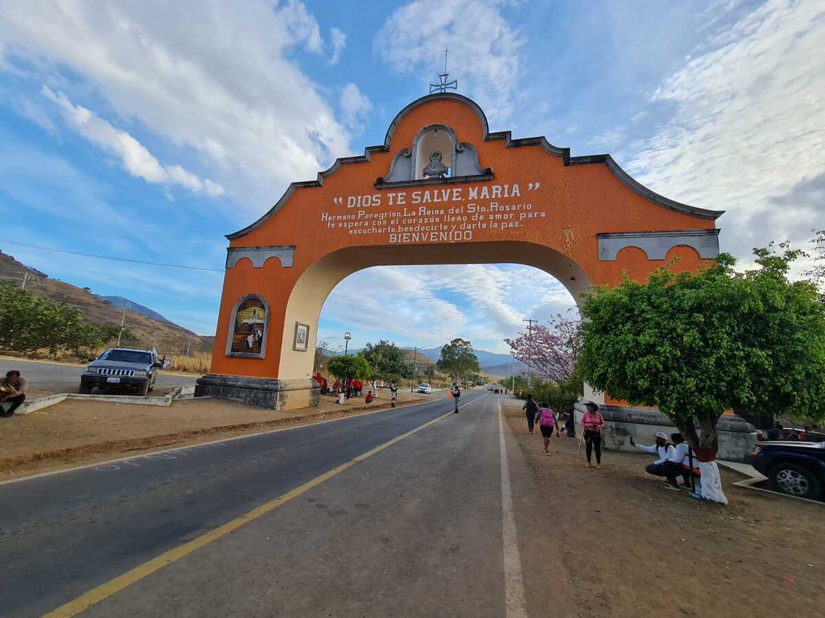 Mantienen operativo para resguardar a peregrinos en su camino a Talpa de Allende (Juan Carlos Munguía)