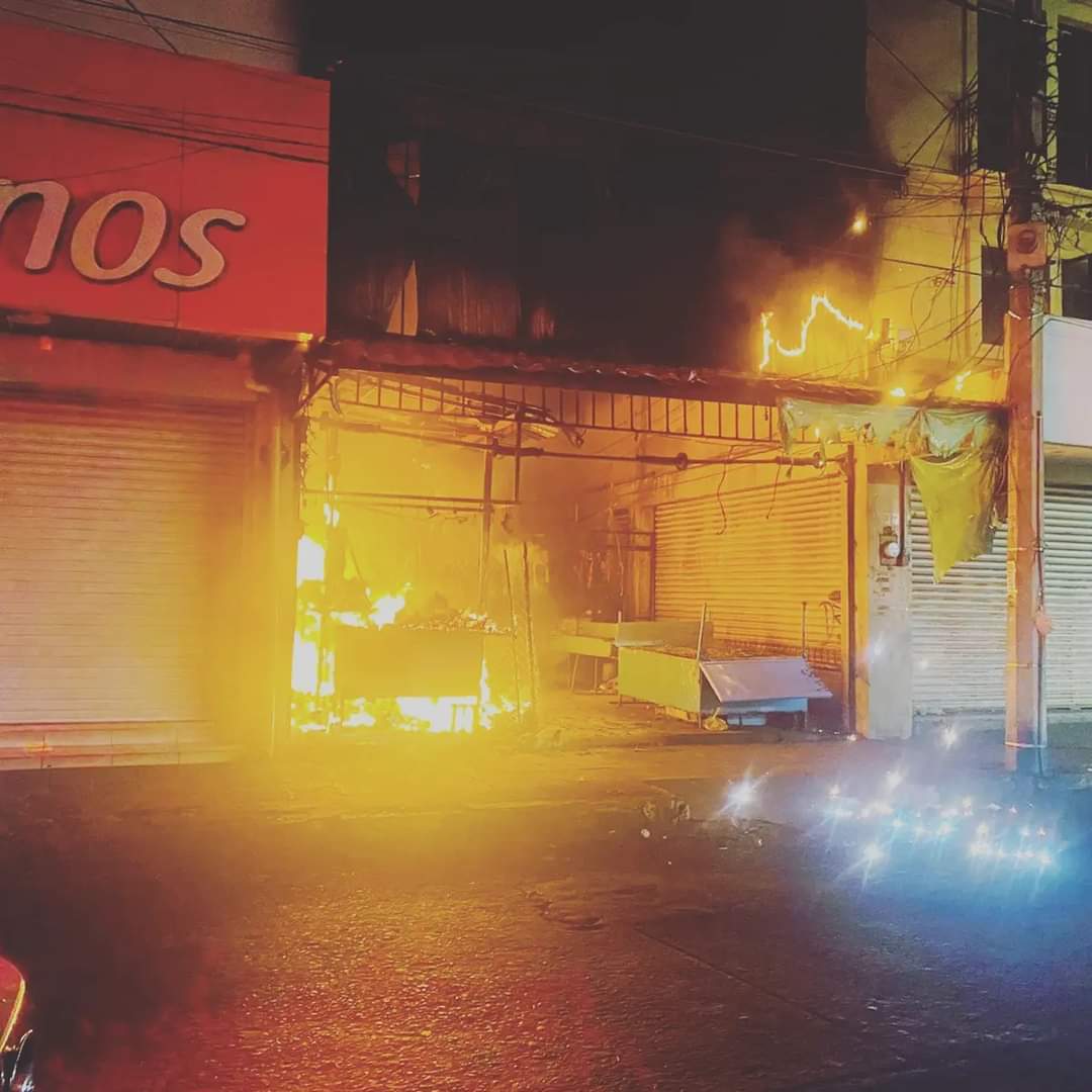 El mercado sufrió varios daños en locales alcanzados por las llamas.