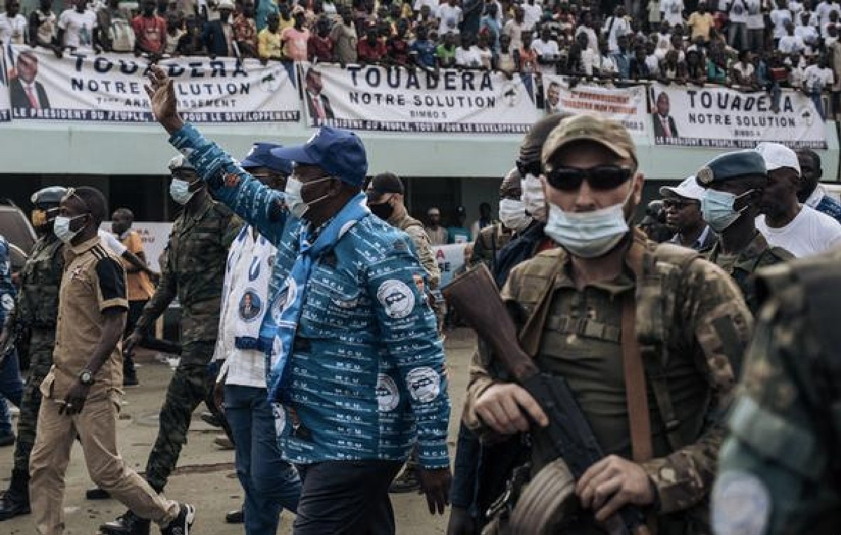Mercenarios de Wagner escoltando a presidente de la República Centroafricana (AFP)