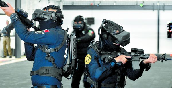 En México, elementos de la Secretaría de Seguridad Ciudadana federal entrenan con cascos de realidad virtual. Haaron Álvarez