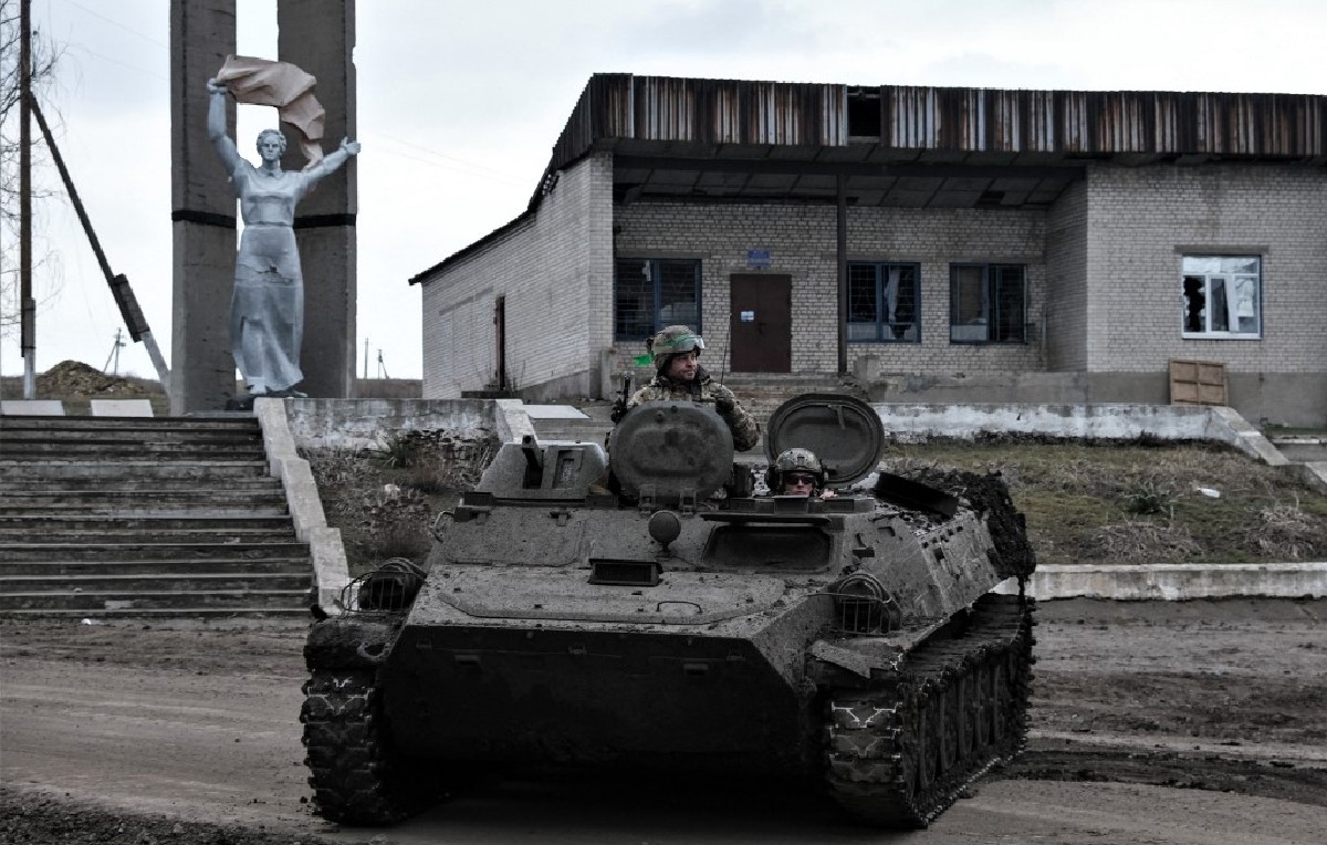 Soldados ucranianos abordo de un tanque MT-LB (AFP)
