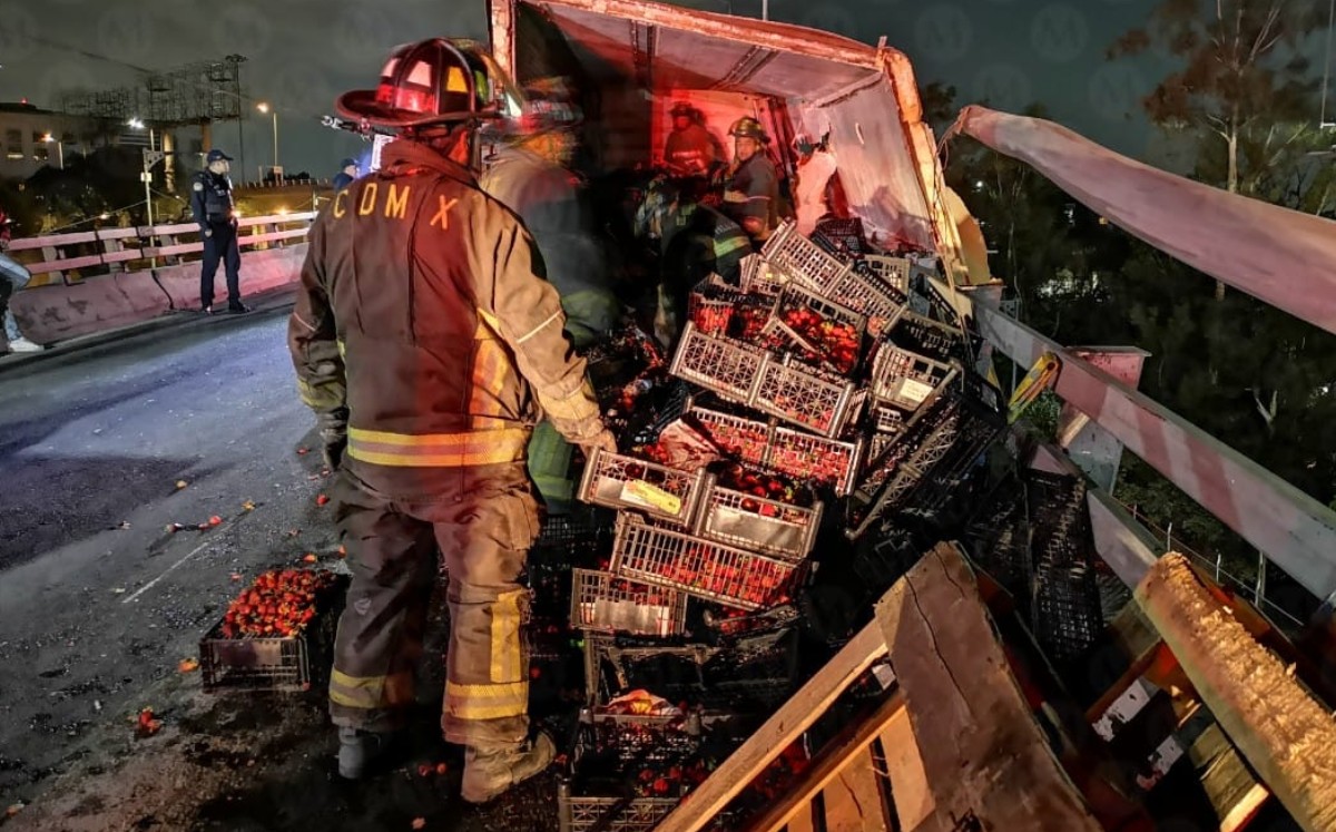 Vehículo de carga vuelca en el ingreso a la autopista México-Toluca. (Especial)
