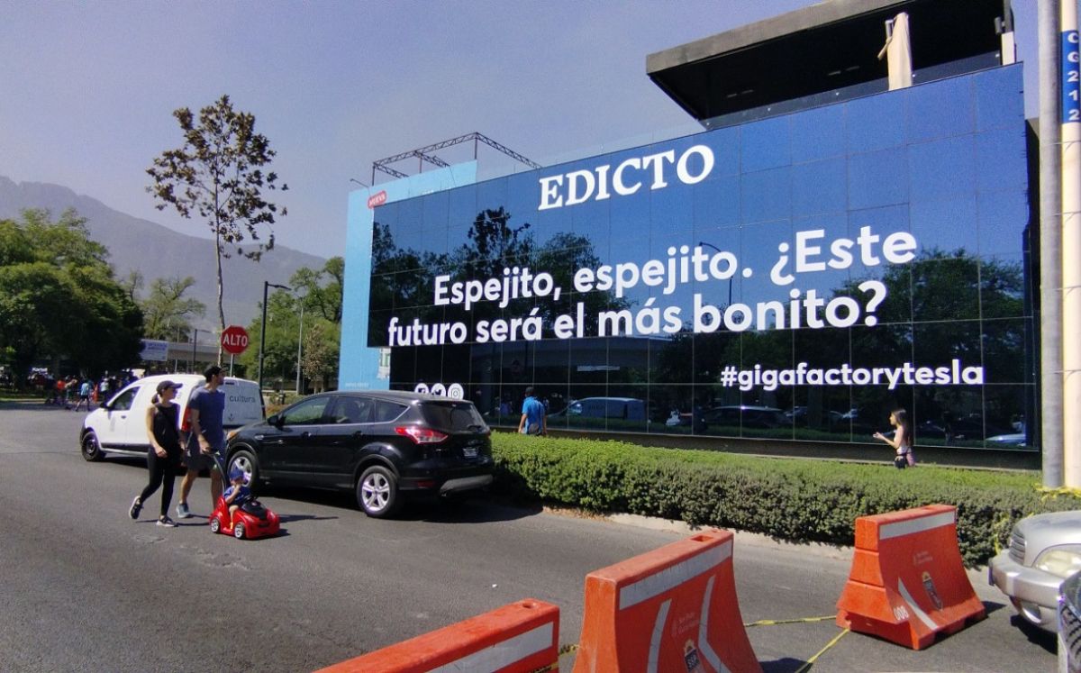 ZARI Office & Business Club es el edificio de espejos de tres pisos donde se publicó el mensaje a favor de la Gigafactory. Raúl Palacios