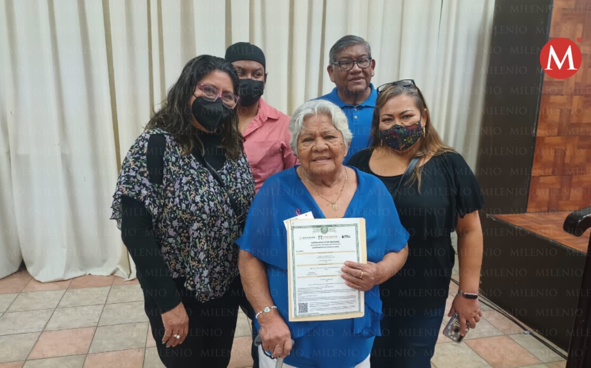 Alberta González Sosa, de 82 años de edad, se graduó de primaria. (Reynaldo Gutiérrez)