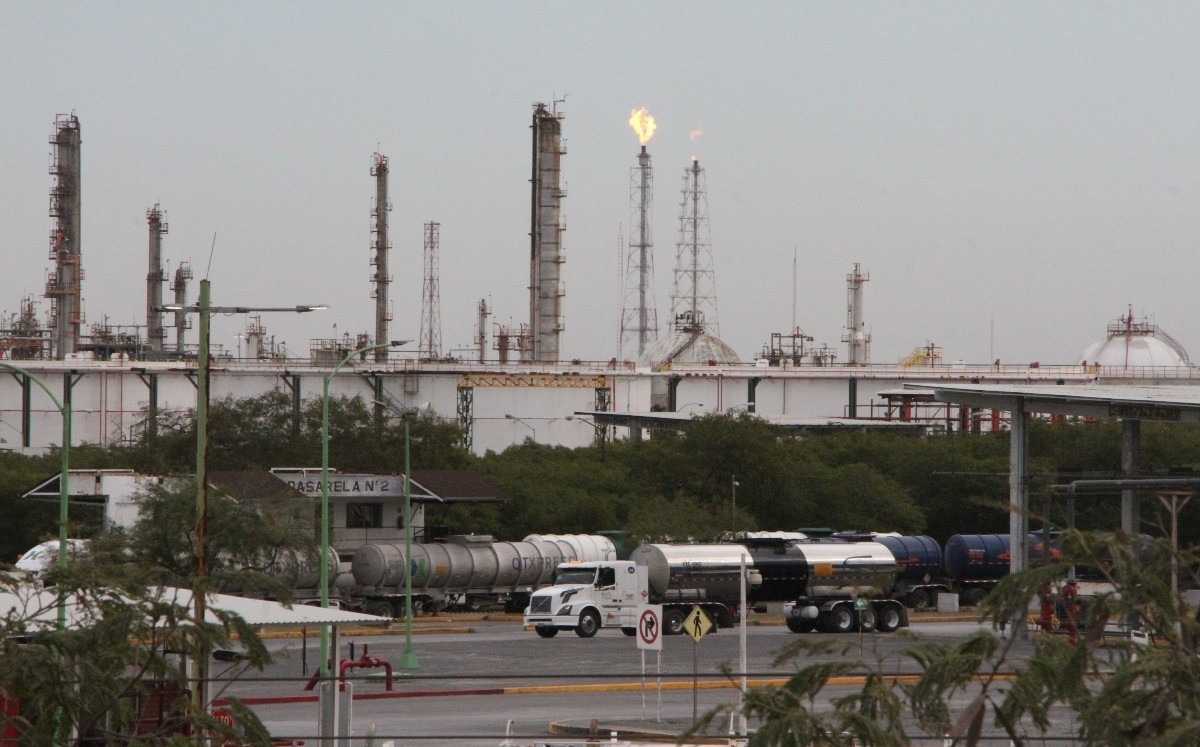 La causa fue las emisiones nocturnas habituales de la Refinería, dijo la Secretaría del Medio Ambiente. Foto: Leonel Rocha
