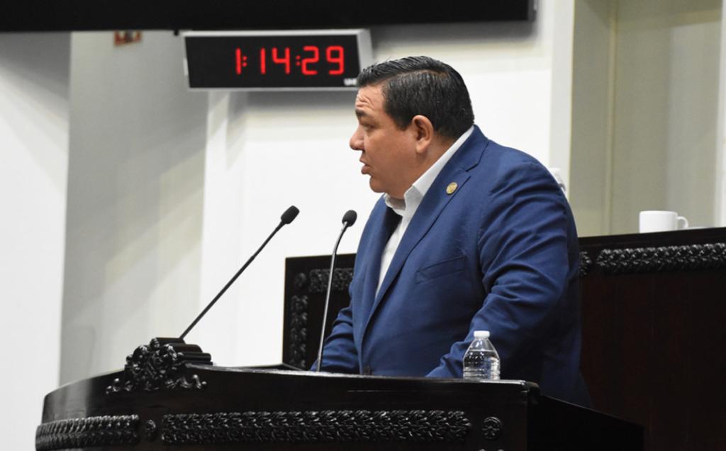 El diputado Miguel Martínez fue el responsable de presentar el primer acuerdo.