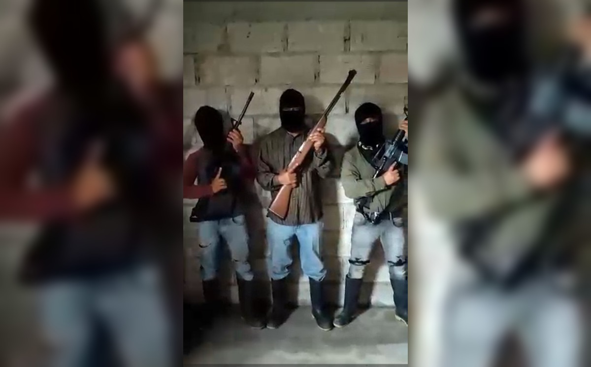 En el video es posible apreciar a cinco personas armadas. (Especial)