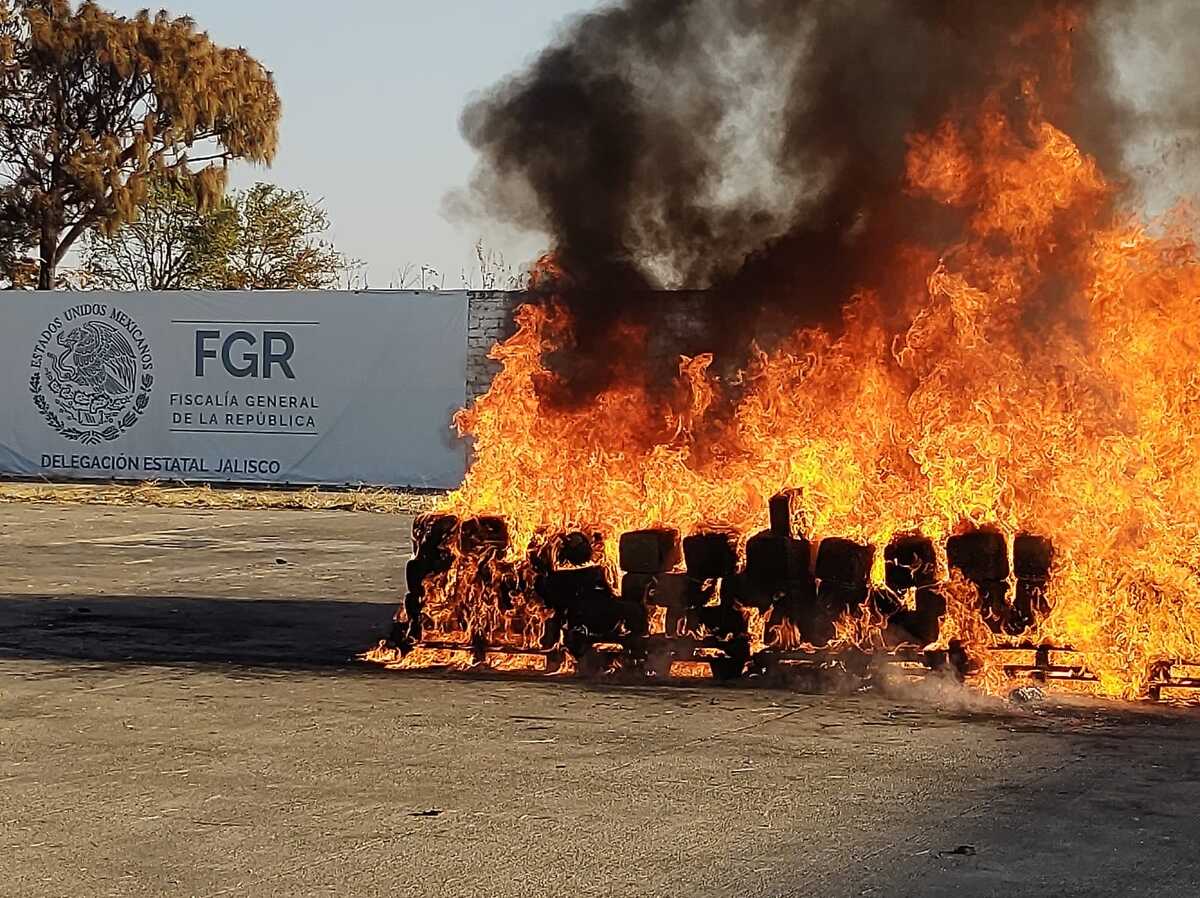 La Fiscalía General de la República, incineró en Jalisco estupefacientes. (Cortesía)