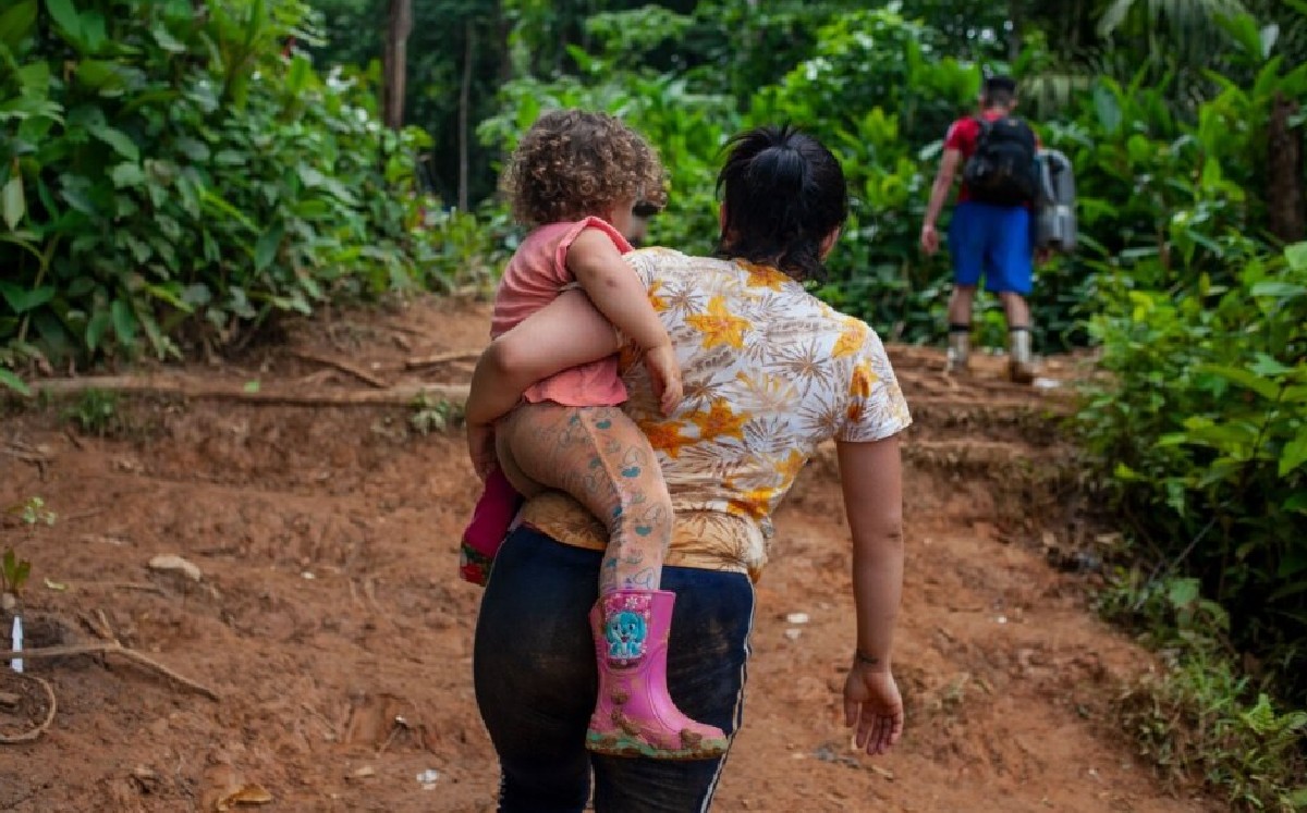 Madre migrante y su hija en la selva del Darien (Reuters)