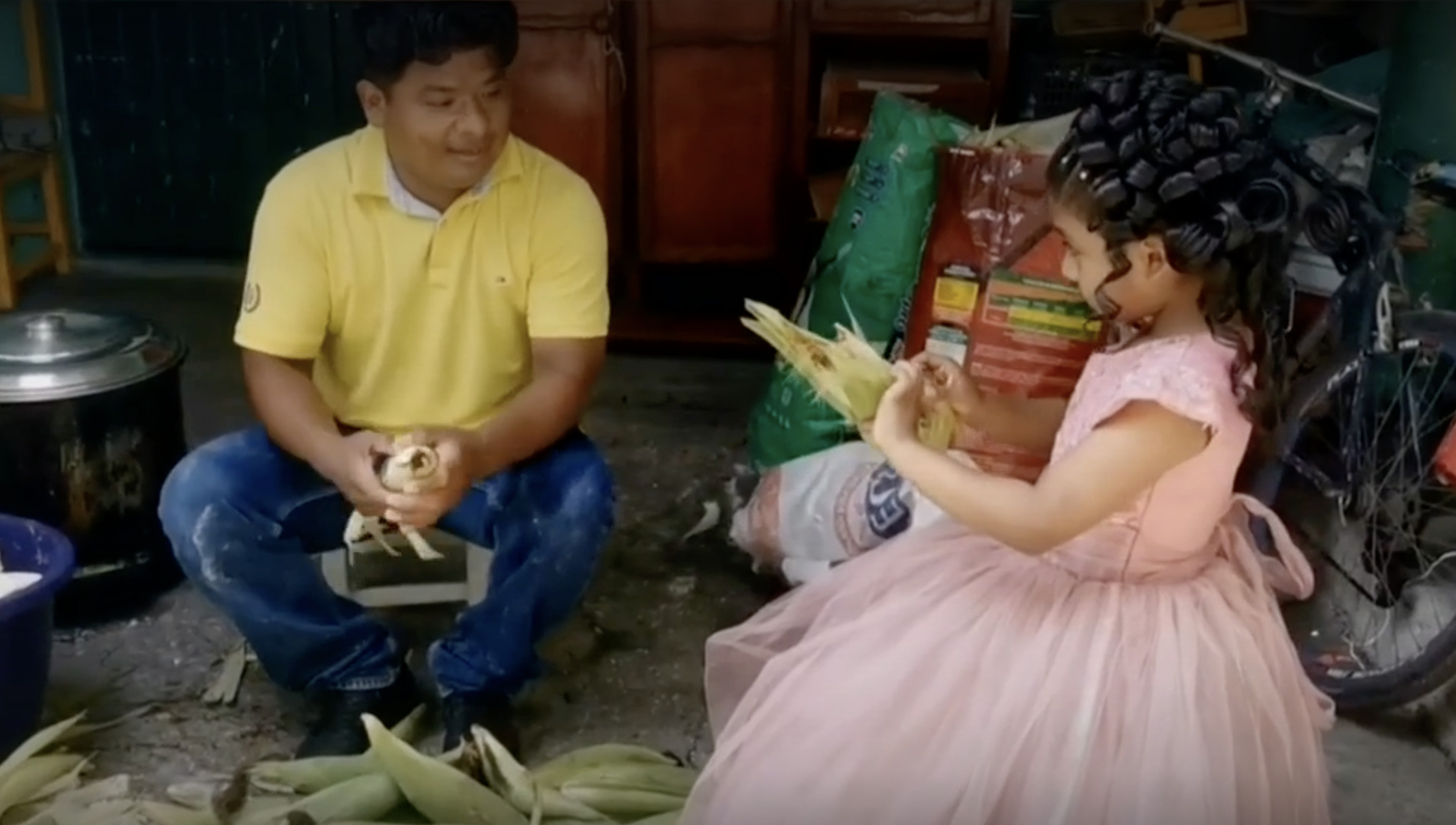 En Oaxaca, niña celebra su cumpleaños regalando elotes y esquites