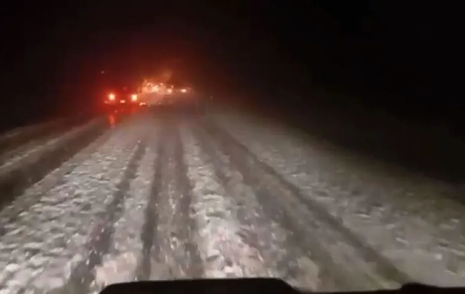 ¡En pleno marzo! Granizo sorprende en carretera 57; Coahuila y Nuevo León activan operativo vial