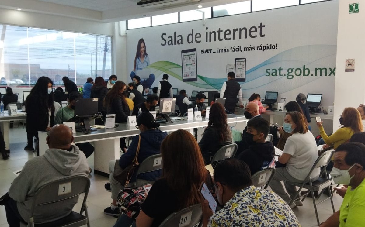SAT atiende a 2 mil 500 contribuyentes diariamente en Toluca, mil 100 acuden con cita. Alondra Ávila