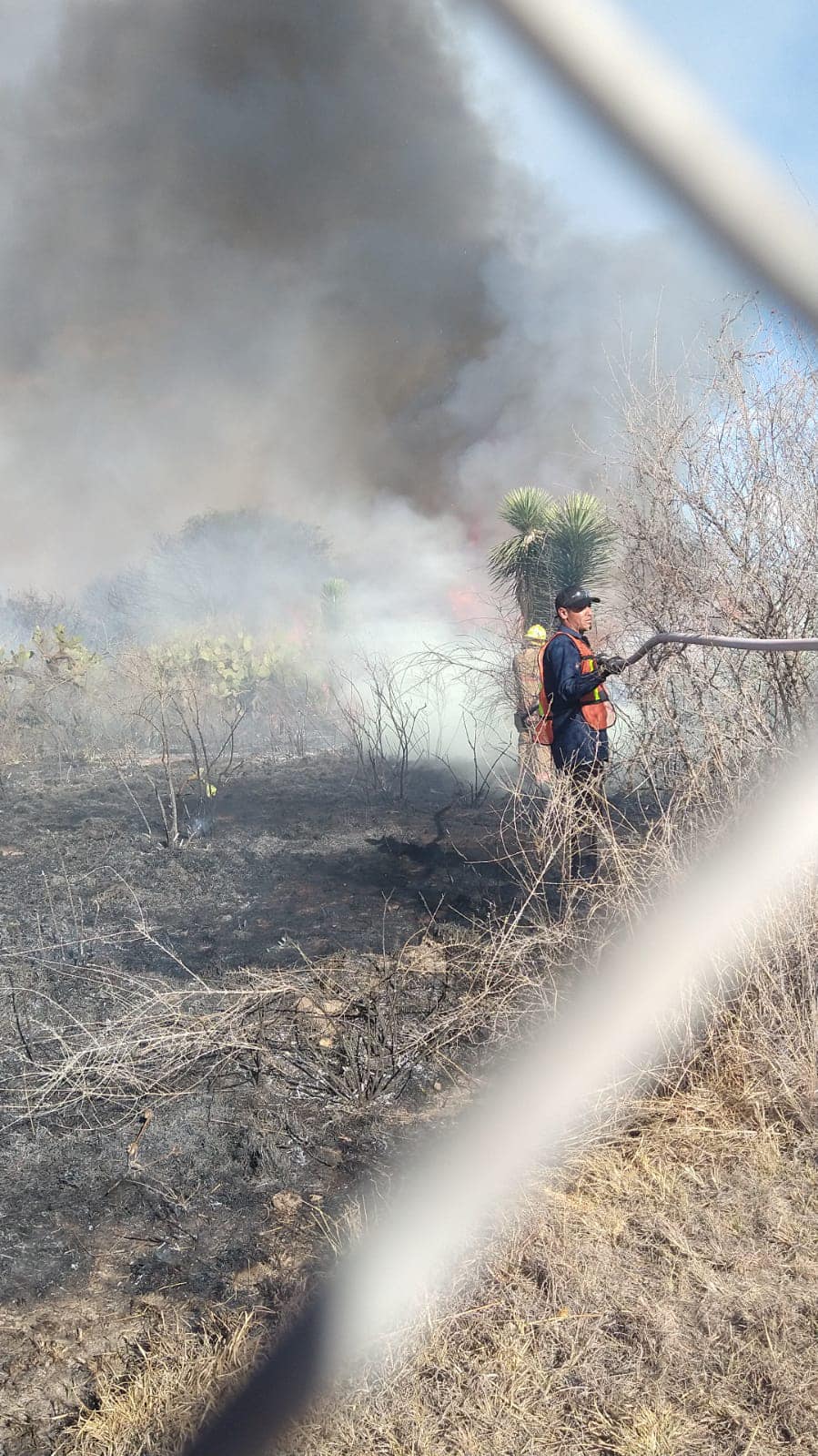 Tratan de sofocar el incendio. (Tomada de @PC_SLP)