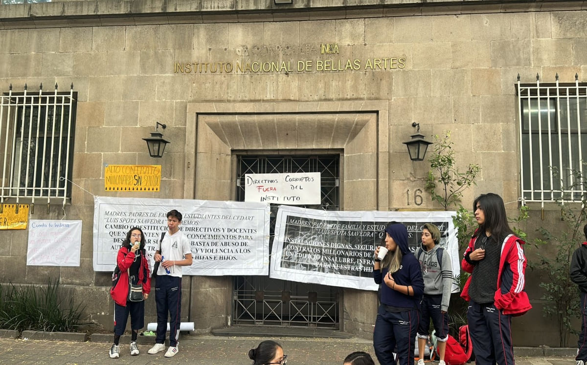Alumnos del INBA y padres de familia se manifestaron al exigir la destitución de la directora de artes gráficas. / Ramón Ramírez