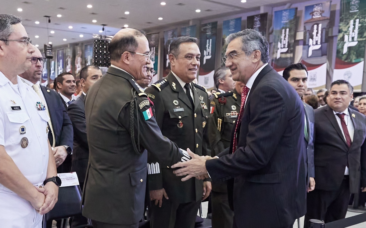 Américo Villarreal saluda a mandos de Sedena en entrega de primer informe de gobierno