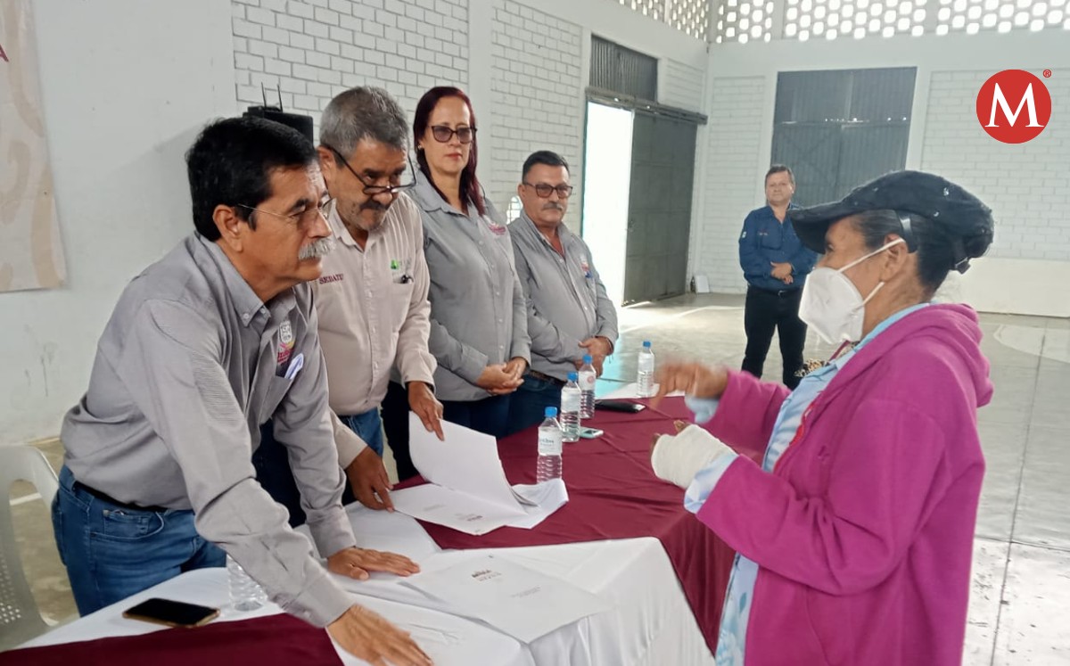 Después de años le entregan escrituras de su terreno en Tampico Alto