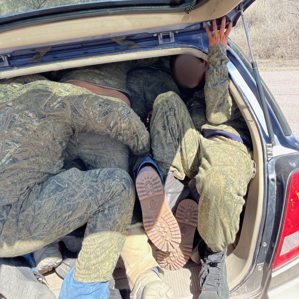 Auto sardina con migrantes. (Especial)