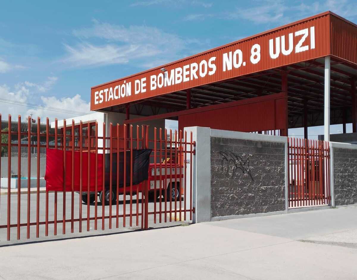 Estaciones de bomberos con banderas rojinegras en SLP. (Especial)