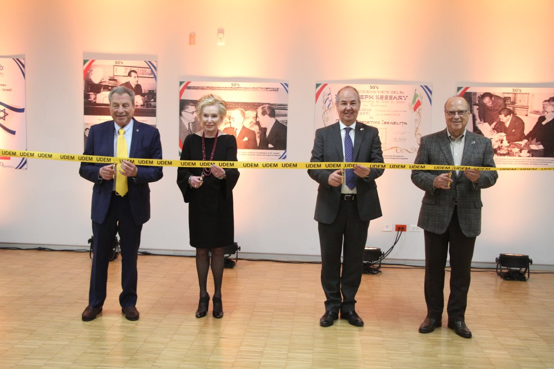 La exposición fue inaugurada en la Universidad de Monterrey la noche del 15 de marzo por Zvi Tal, embajador de Israel en México. Foto: Leonel Rocha