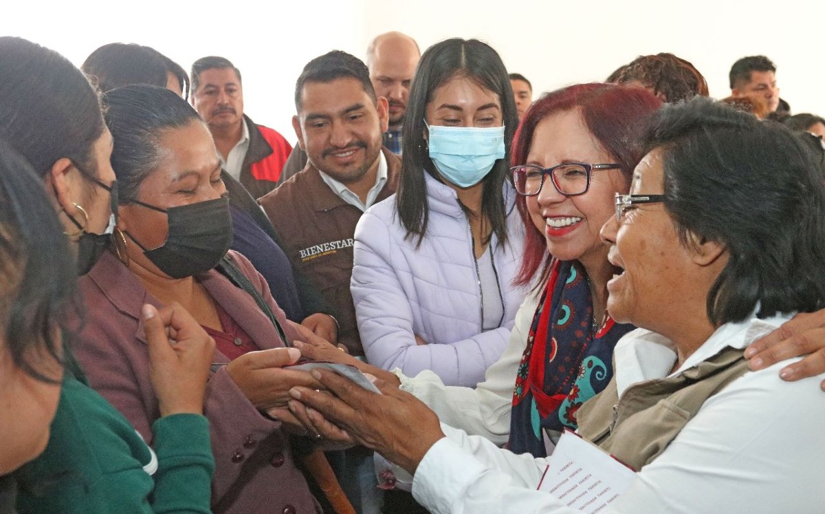 Leticia Ramírez entrega tarjetas del Bienestar a comités escolares en Edomex. | Especial