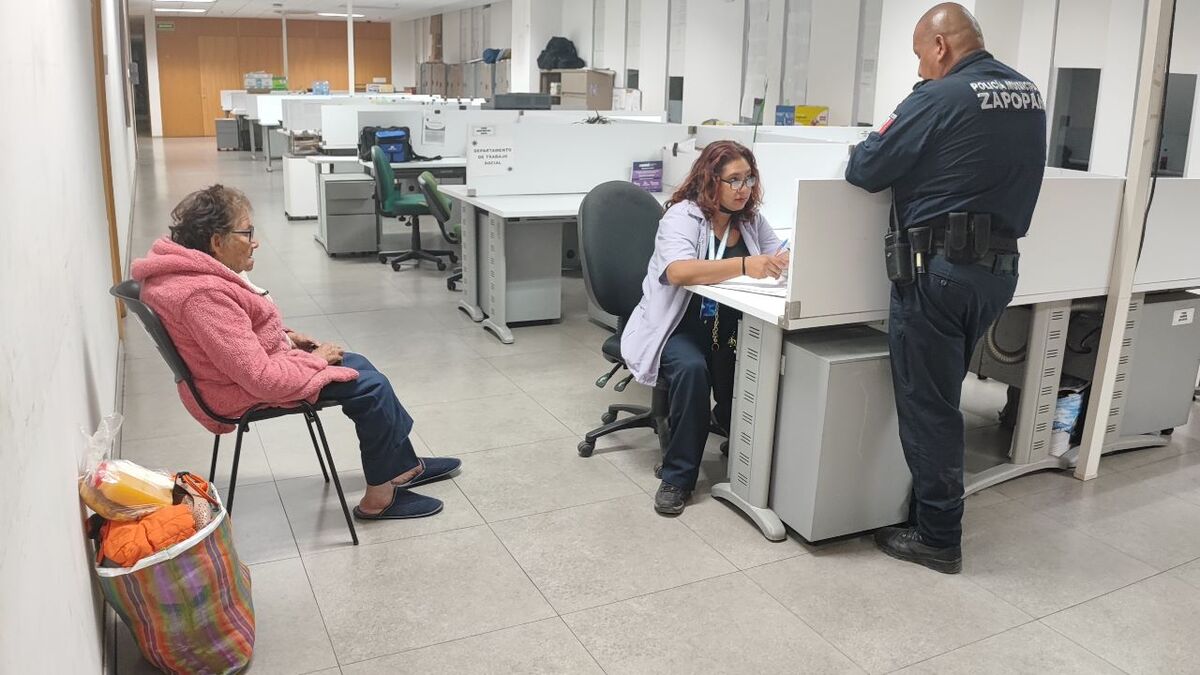 Mujer de la tercera edad es apoyada para buscar a sus familiares en Zapopan (Especial)