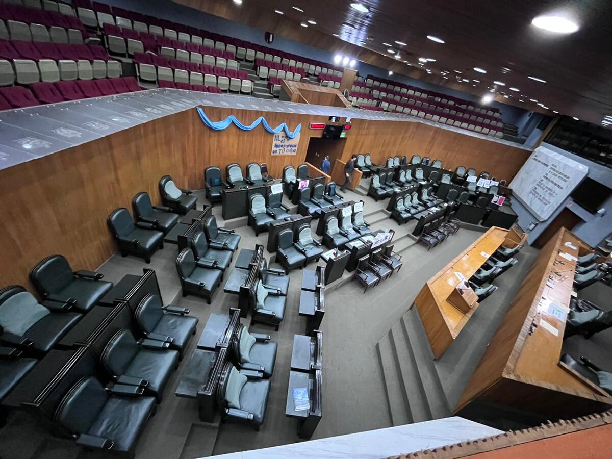 El Pleno del Congreso de Nuevo León aprobó  paralizar en el lugar toda función. Foto: Jorge López