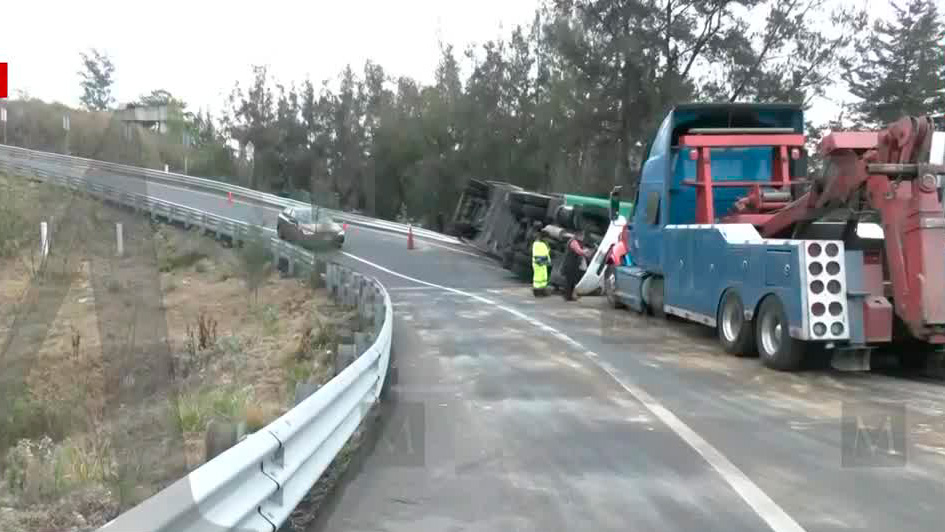 Vuelca un tráiler sobre la carretera Chamapa-Lechería en Naucalpan, Edomex