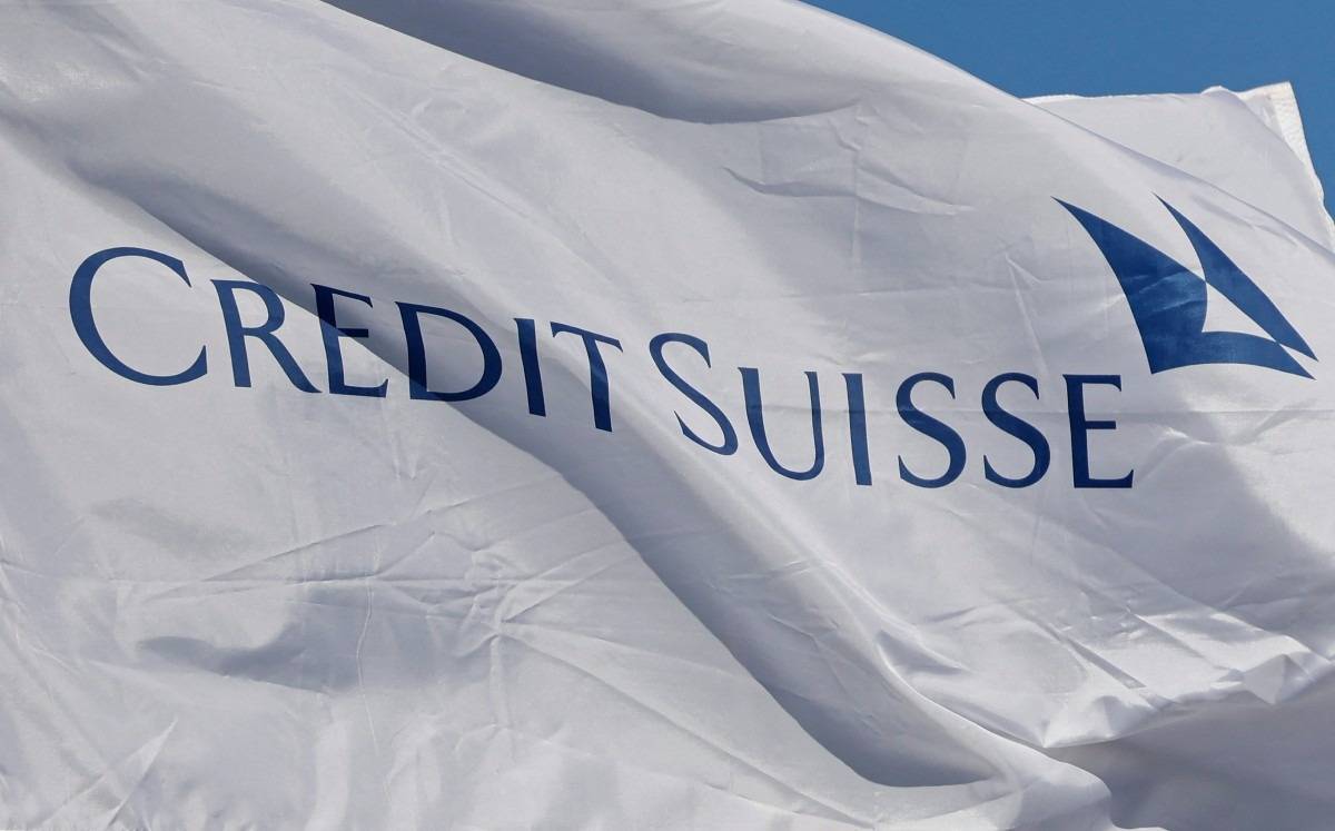 Bandera corporativa de Credit Suisse ondea en su campus de Research Triangle Park en Morrisville, EU. Marzo de 2023. Foto: (Reuters)