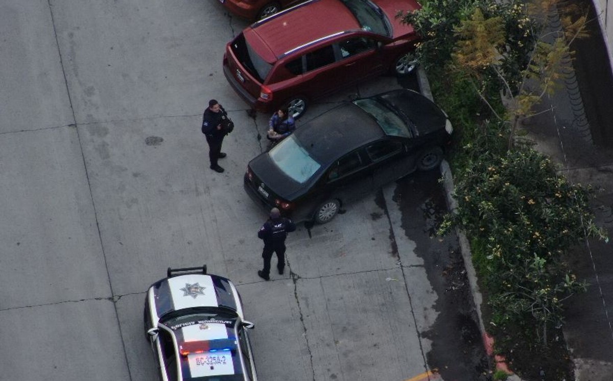 Encuentran migrantes escondidos en autos cerca de la frontera
