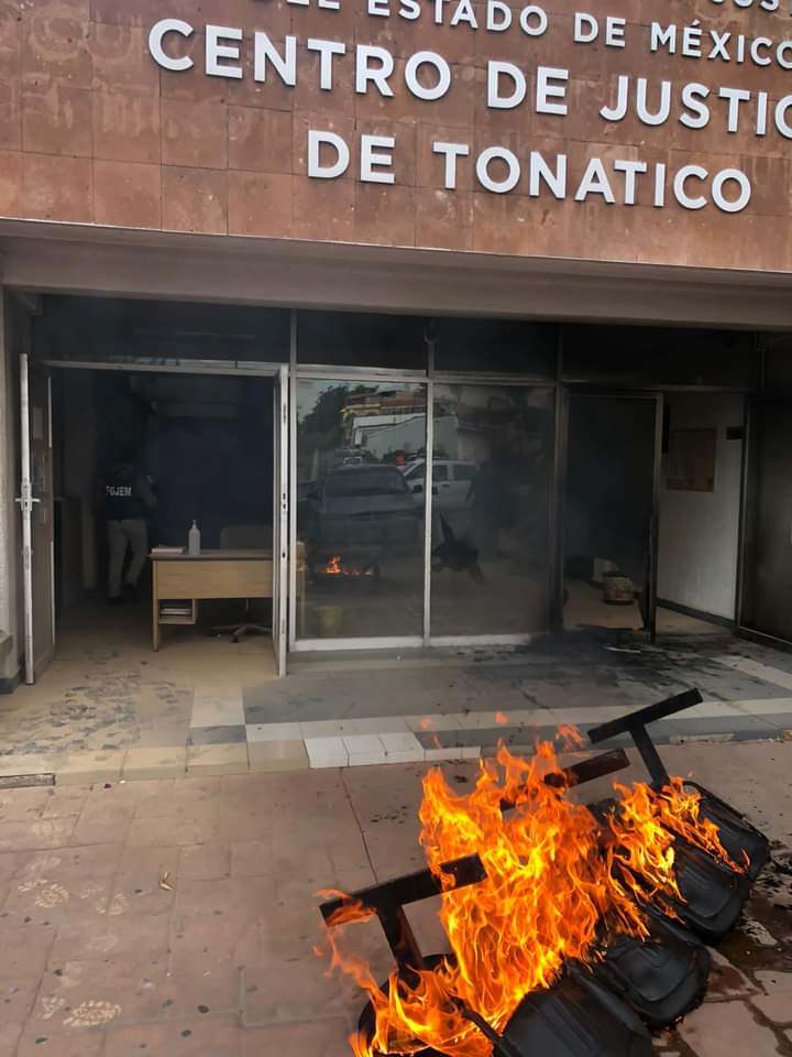 Fuego por bomba molotov en Fiscalía de Edomex. (Especial)