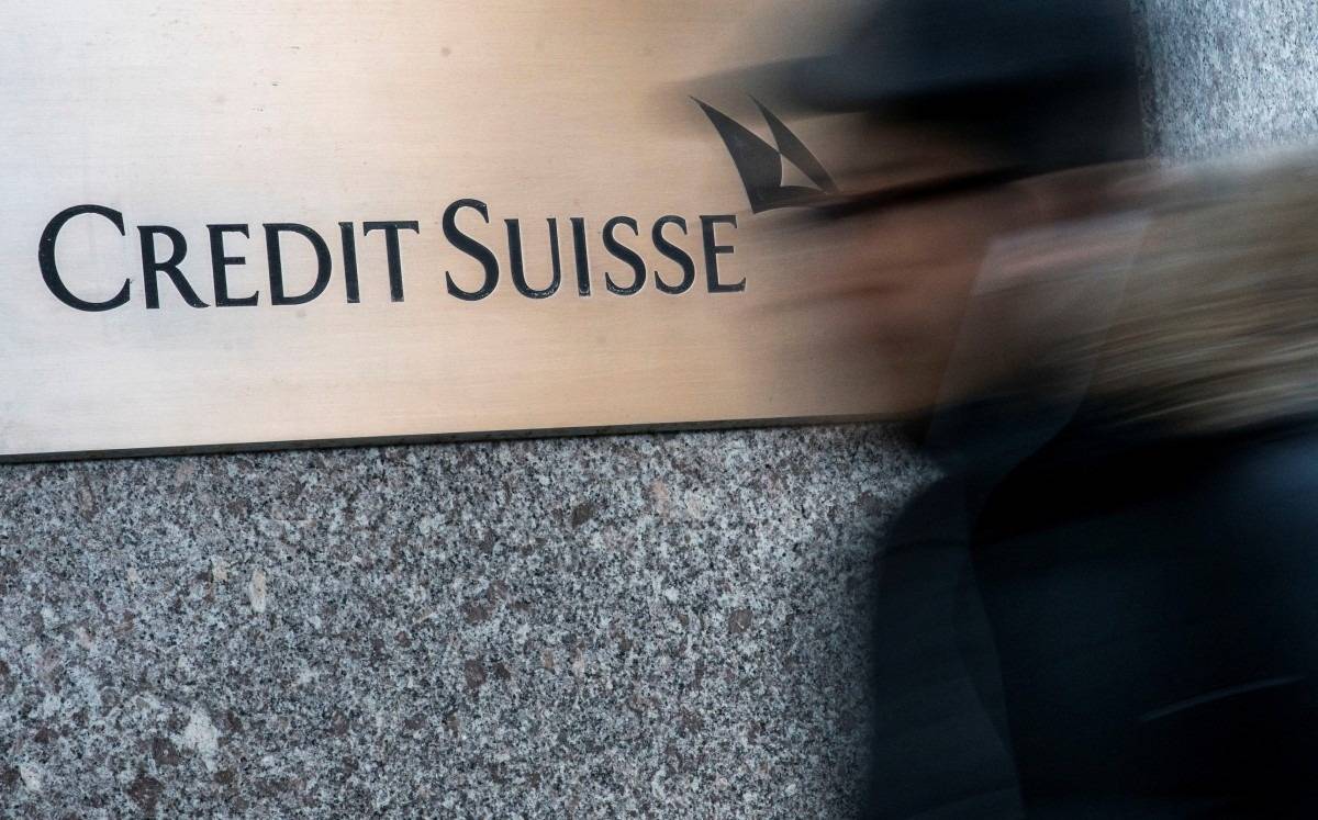 Hombre camina cerca de la sede del banco Credit Suisse en Nueva York, EU. Marzo de 2023. Foto: (Archivo)
