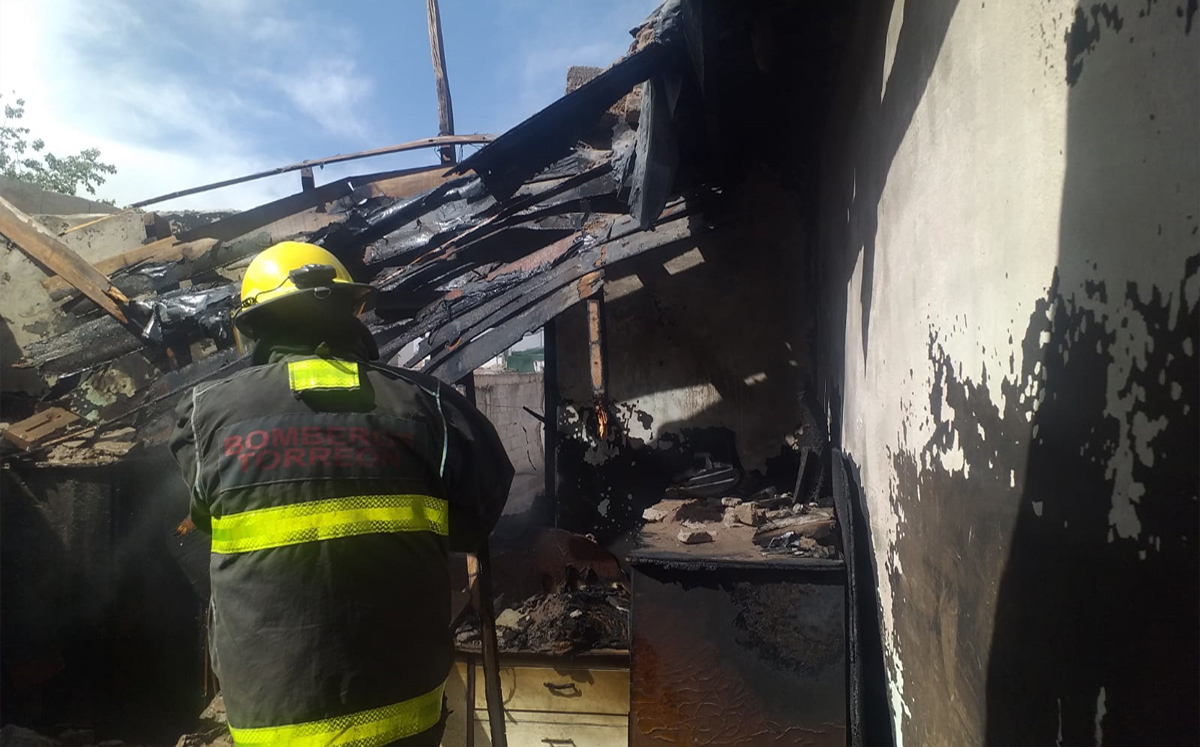 Se incendia vivienda en Torreón; se desploma techo de madera. | Especial