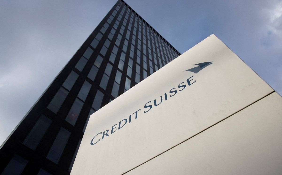 Logo del banco suizo Credit Suisse frente a edificio de oficinas en Zúrich, Suiza. Octubre de 2022. Foto: (Reuters)