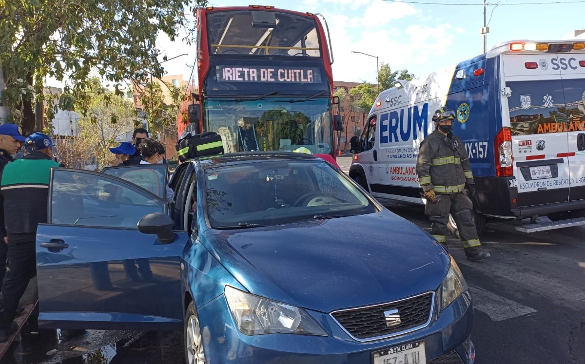 El Metrobús chocó con el auto en el cruce de Reforma y Pedro Moreno. | Enrique Luna
