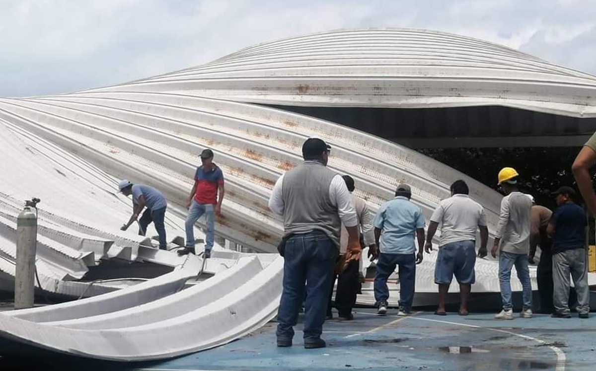 Personal de gobierno acordonó la zona donde se desplomó el domo. | Especial