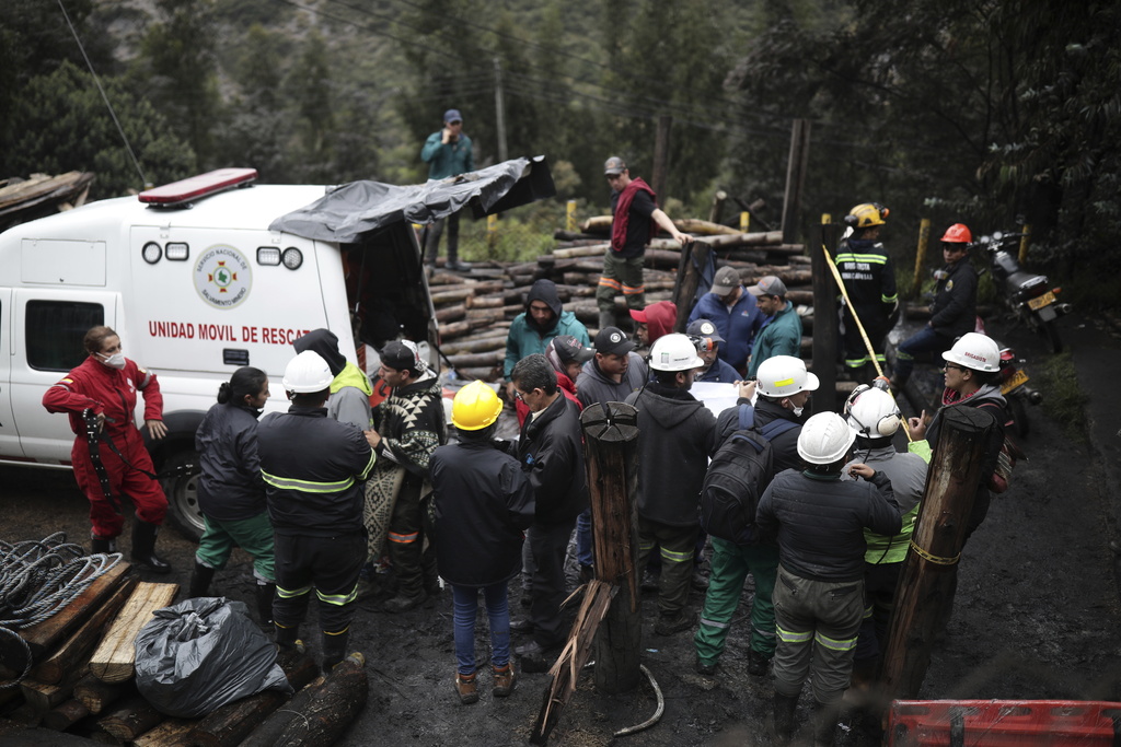 Personal de rescate reunido tras una explosión en una mina de carbón en Sutatausa, en la provincia de Cundinamarca, Colombia. (AP)