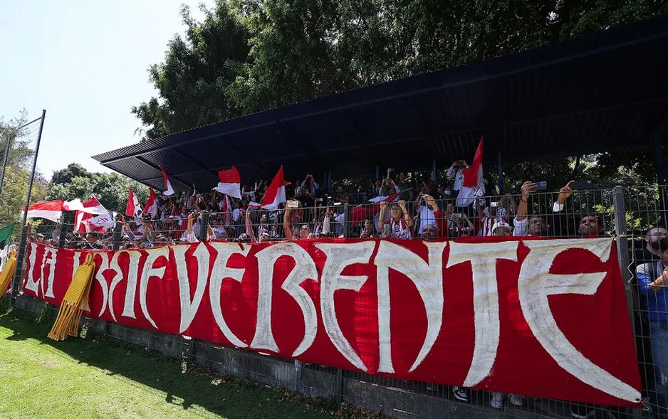 Aficionados de Chivas los alientan en Verde Valle