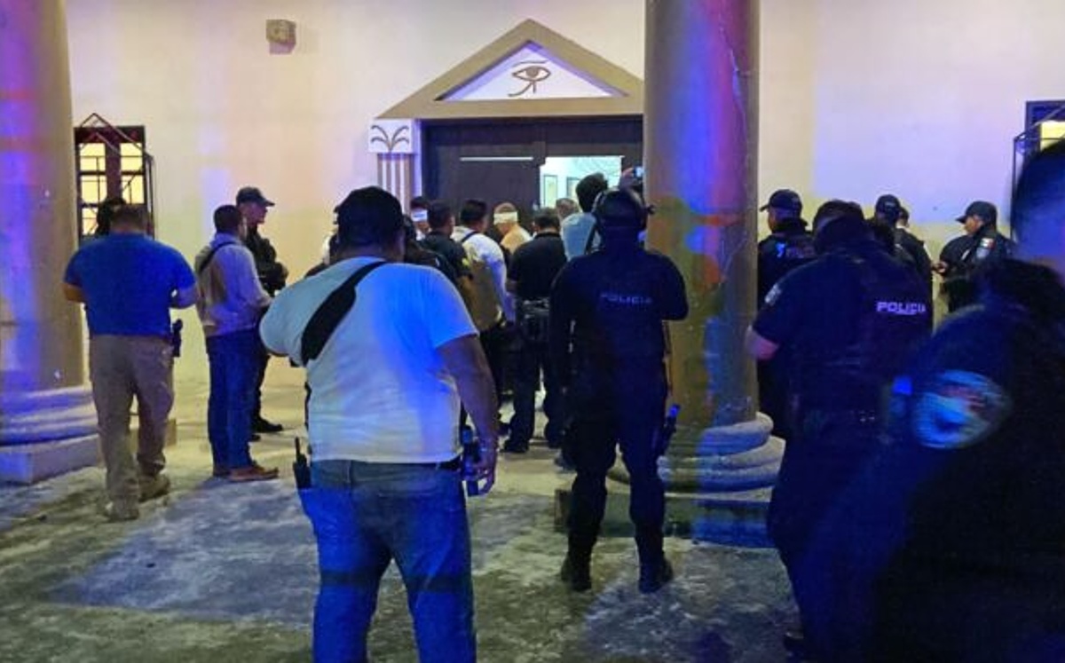 Los policías detuvieron a presuntos implicados y a las supuestas víctimas en Cancún. | Especial