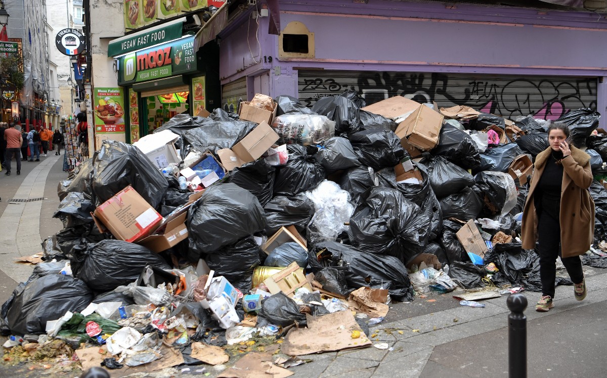 Protestas en París ya acumulan 10 mil toneladas de basura entre las calles de la ciudad | AFP