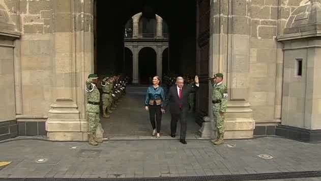 AMLO y Beatriz Müller salen de Palacio Nacional