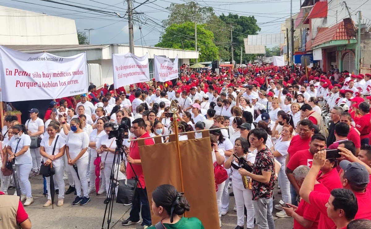 Marchan petroleros por Servicios en Tabasco