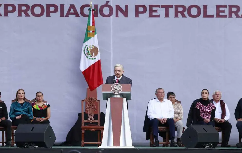 AMLO defiende soberanía de México en el Zócalo: “no somos colonia ni protectorado de EU”