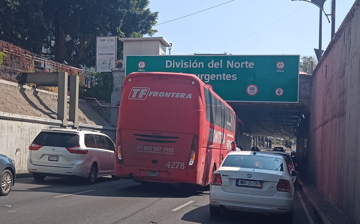 Autobús genera caos en Viaducto | César Velázquez
