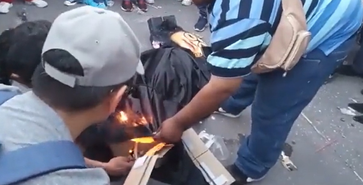 La figura fue prendida en el Zócalo de CdMx.