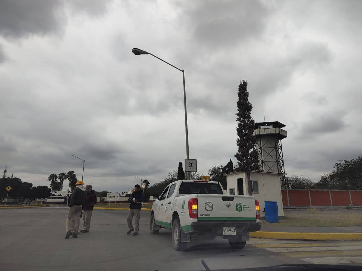 Ante la negativa, según la autoridad, el documento fue colocado en una de las luminarias, ubicada frente a la fachada del lugar. Foto: Especial