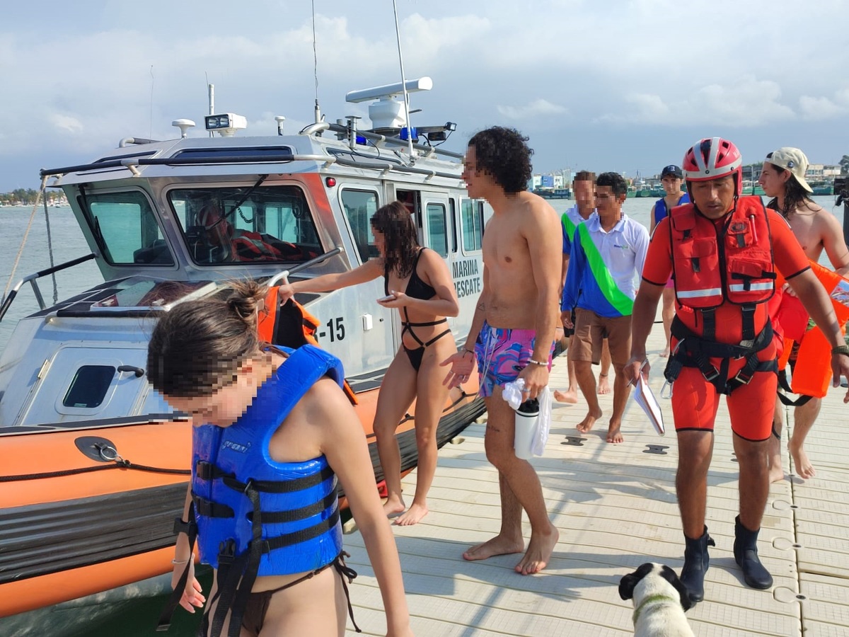 Las personas rescatadas fueron llevados a la estación naval para ser atendidas (Especial)