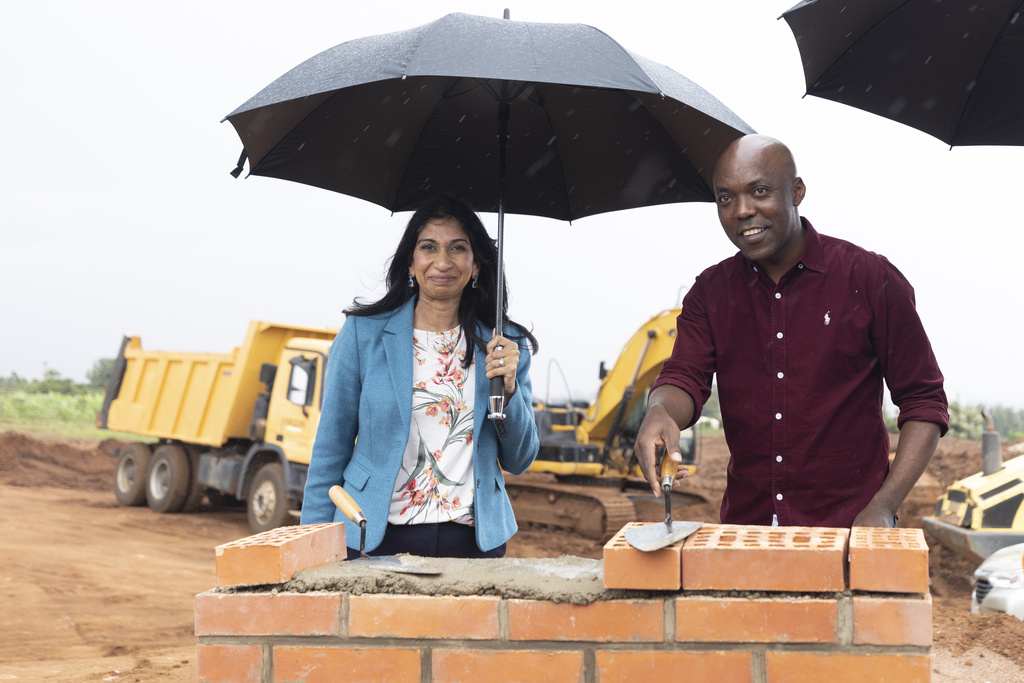 La secretaria del interior de Gran Bretaña, Suella Braverman, con el ministro de Infraestructura de Ruanda, Ernest Nsabimana. | AP