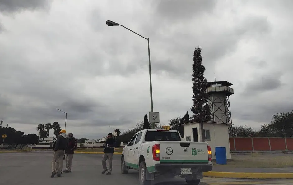 Acude Estado a entregar exhorto a refinería de Cadereyta; argumentan día inhábil y no lo reciben