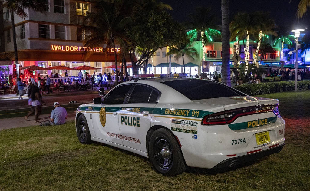 Las autoridades en Miami Beach han declarado estado de emergencia. | AP