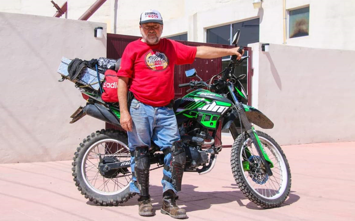 Escritor lagunero de 70 años planea recorrer todo Coahuila en su motocicleta